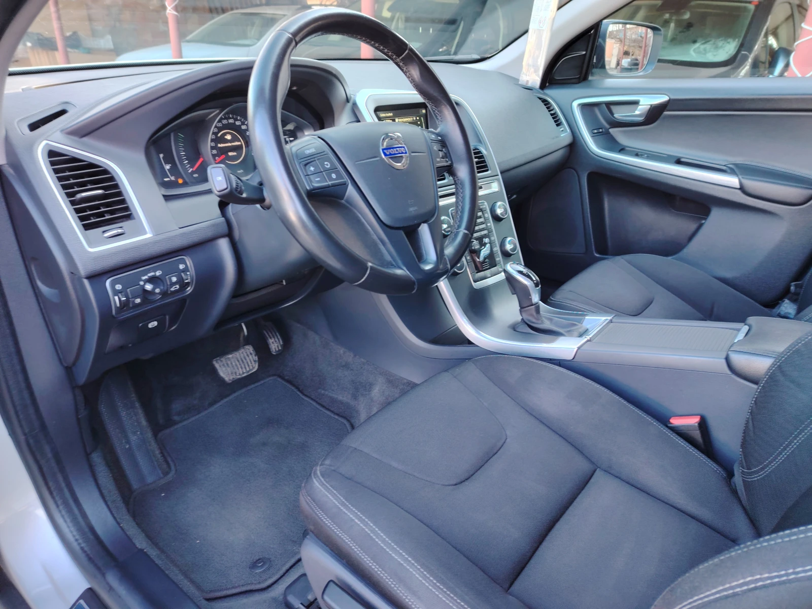Volvo XC60 2.0, снимка 12 - Автомобили и джипове - 54567411