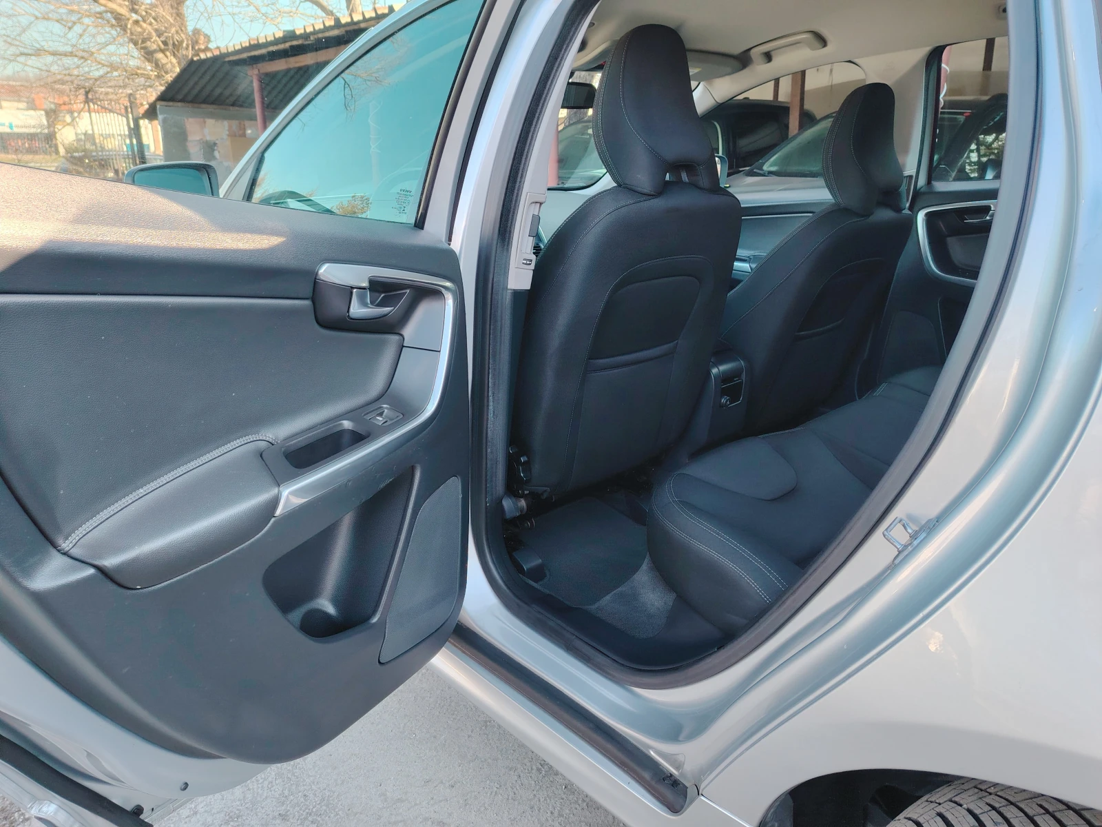 Volvo XC60 2.0, снимка 9 - Автомобили и джипове - 54567411