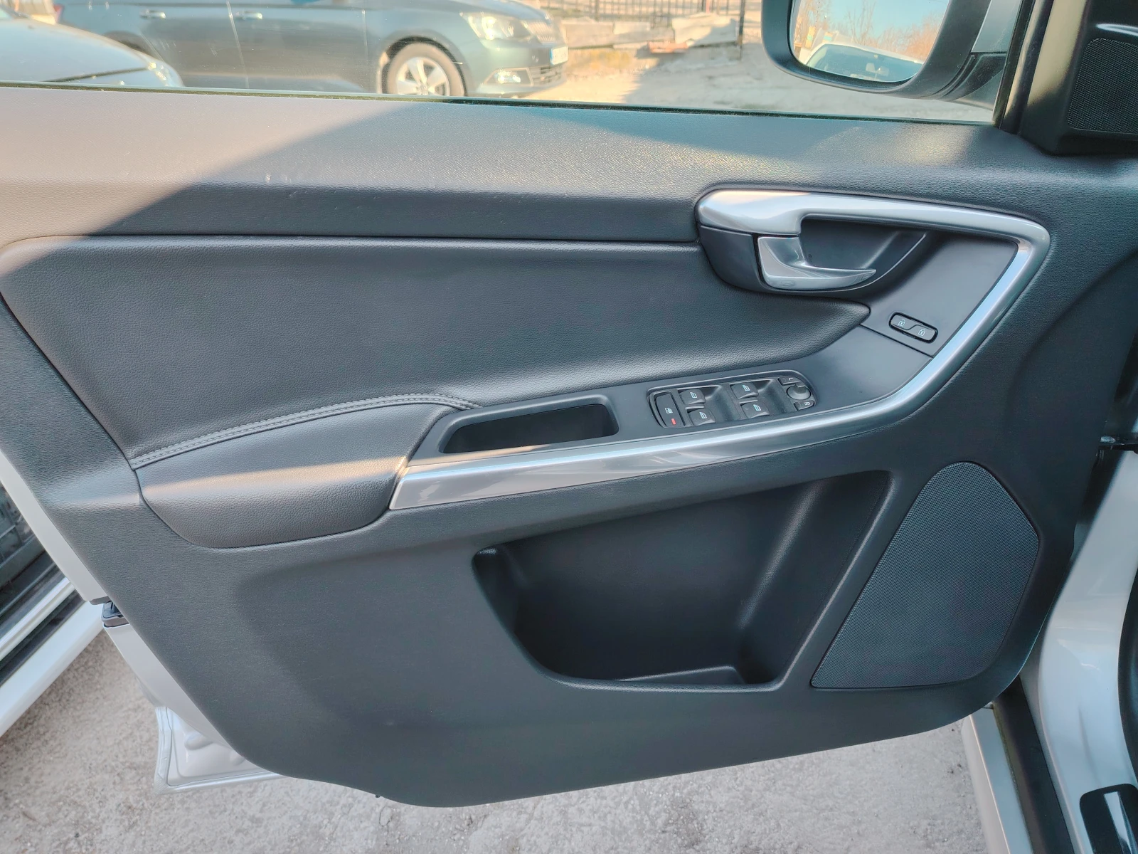Volvo XC60 2.0, снимка 11 - Автомобили и джипове - 54567411