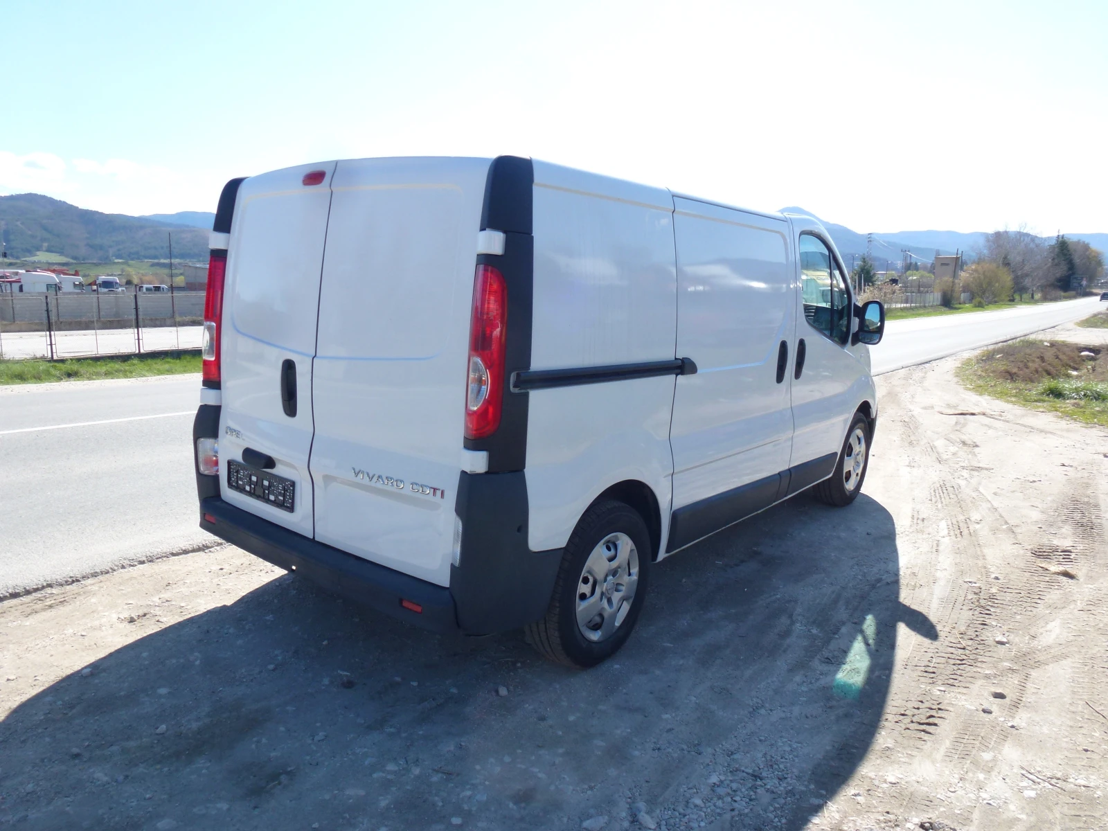 Opel Vivaro 2.0 TDСI - изображение 3