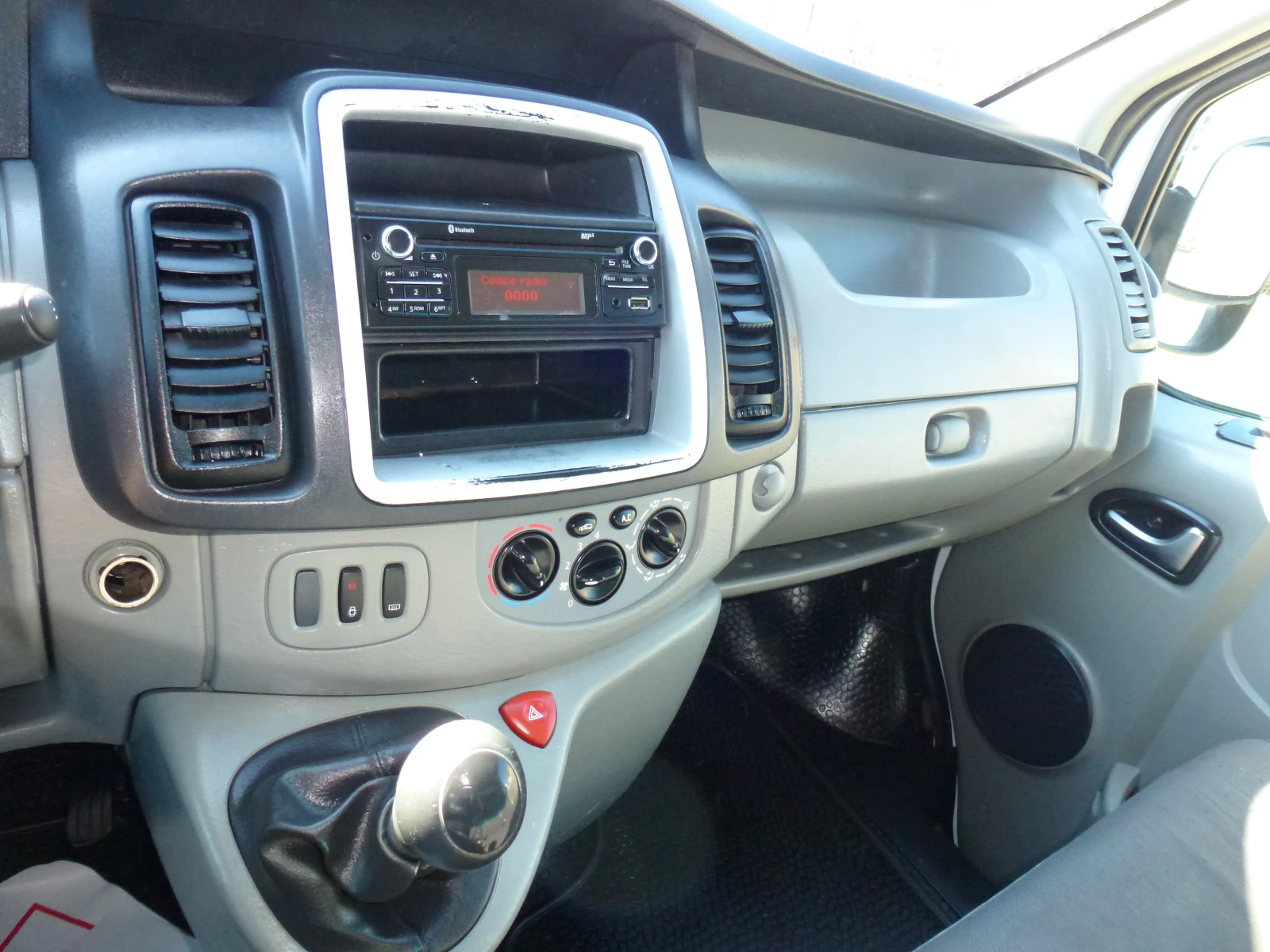Opel Vivaro 2.0 TDСI - изображение 7