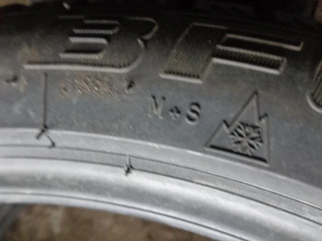 Гуми Зимни 225/40R18, снимка 10 - Гуми и джанти - 20268889