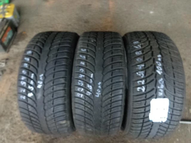 Гуми Зимни 225/40R18, снимка 2 - Гуми и джанти - 20268889