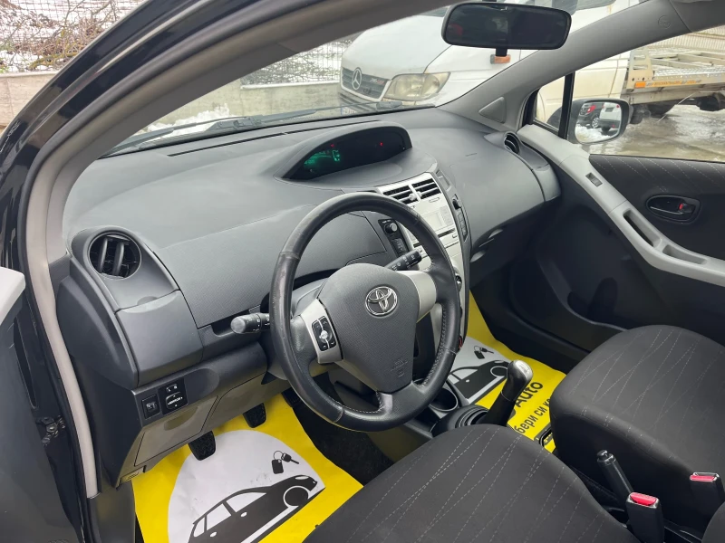 Toyota Yaris 1.0, снимка 9 - Автомобили и джипове - 53053554