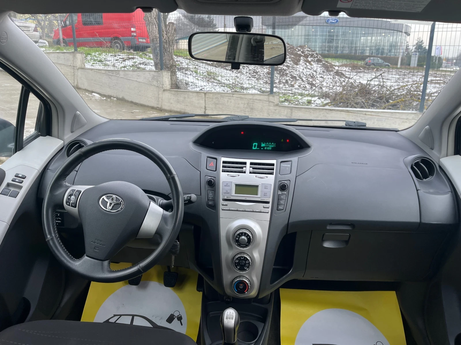 Toyota Yaris 1.0 - изображение 7