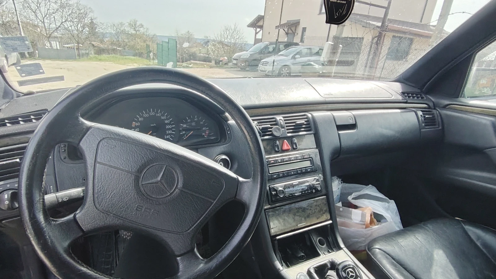 Mercedes-Benz E 200, снимка 4 - Автомобили и джипове - 54807472