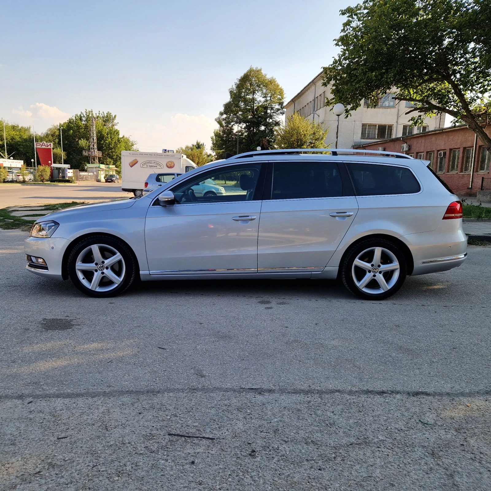 VW Passat 2.0TDi 170k.4X4ДИСТРОНИК/ОБДУХВАНЕ/КЕЙЛЕС/ПАНОРАМА, снимка 4 - Автомобили и джипове - 55584412