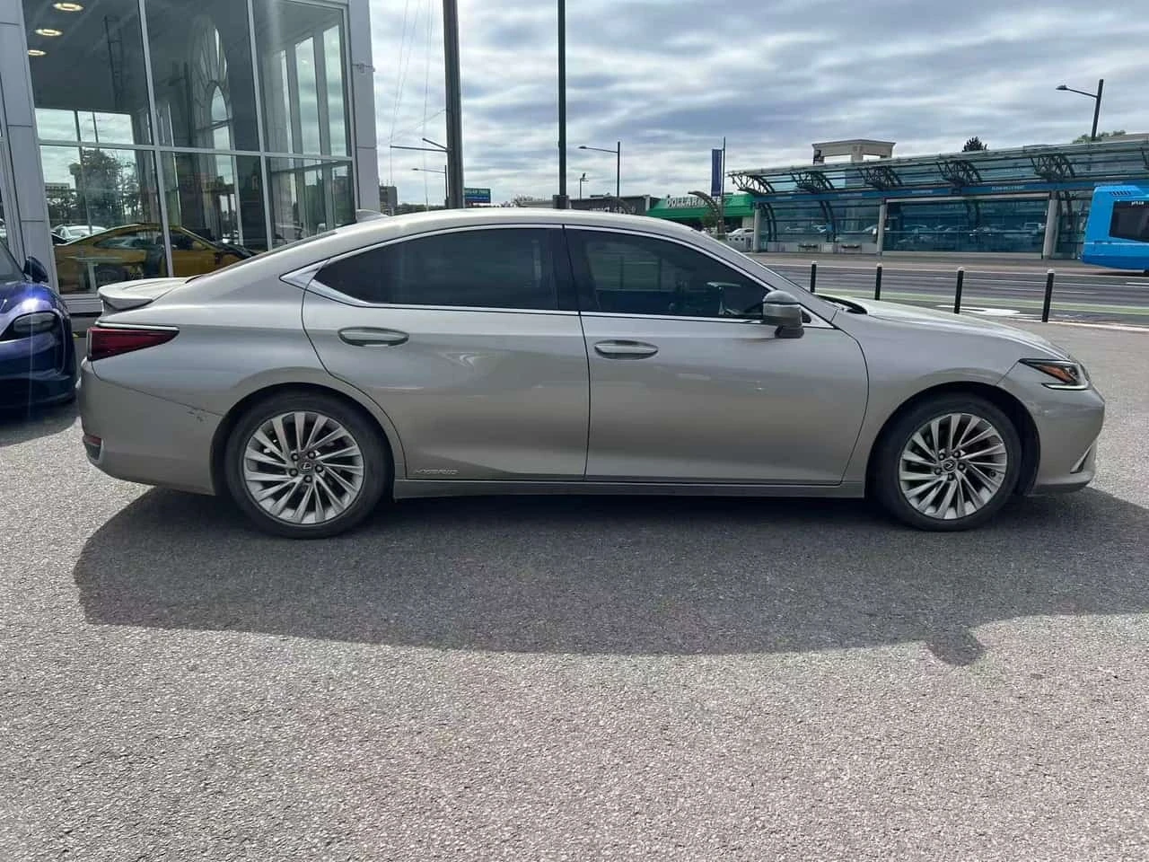 Lexus ES 300 h * CARFAX * ОПЦИЯ ЗА ФИНАНСИРАНЕ * , снимка 3 - Автомобили и джипове - 56268616