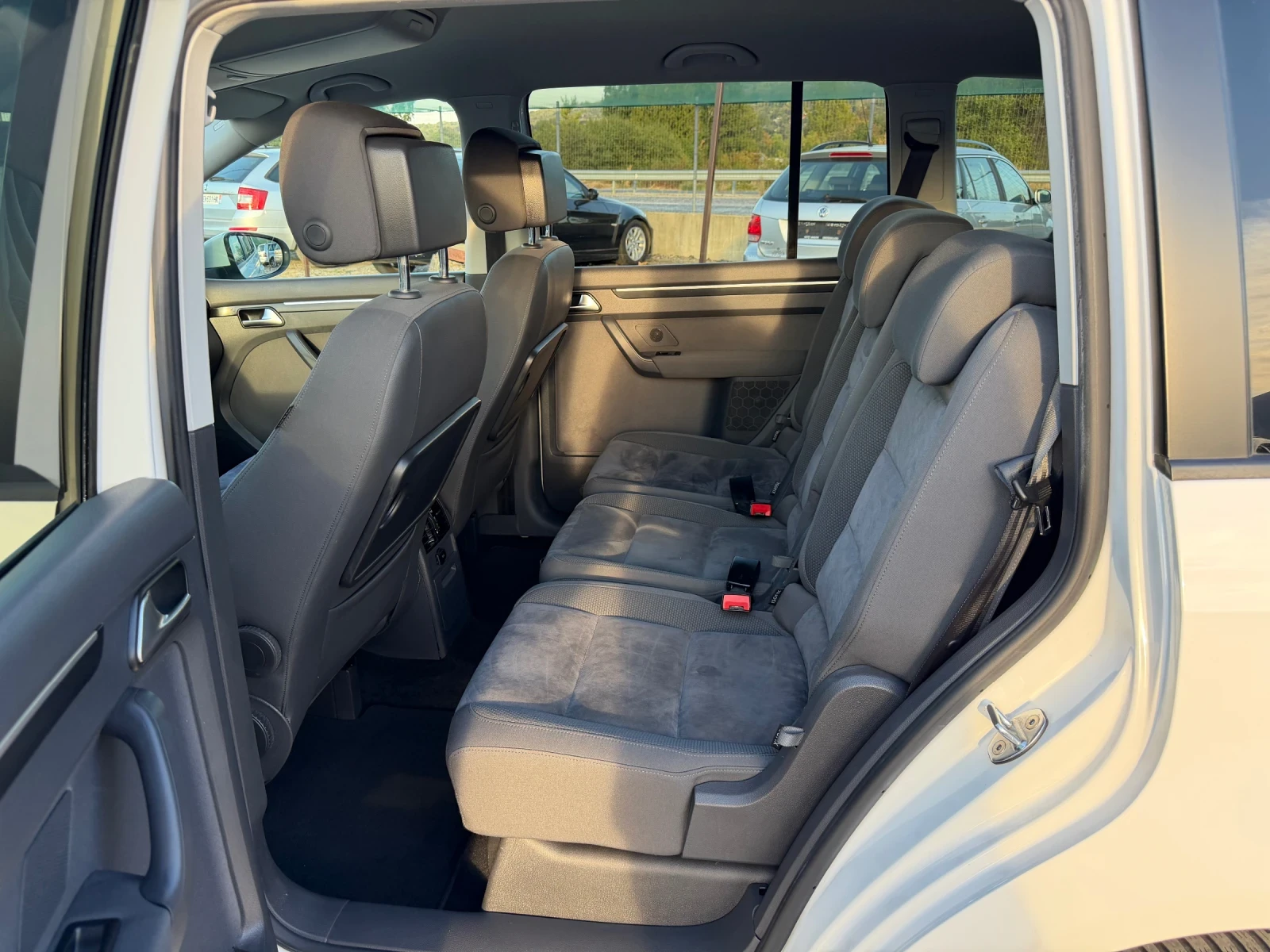 VW Touran 2.0TDI-170PS-HIGLINE-DSG-NAVI, снимка 11 - Автомобили и джипове - 56331477