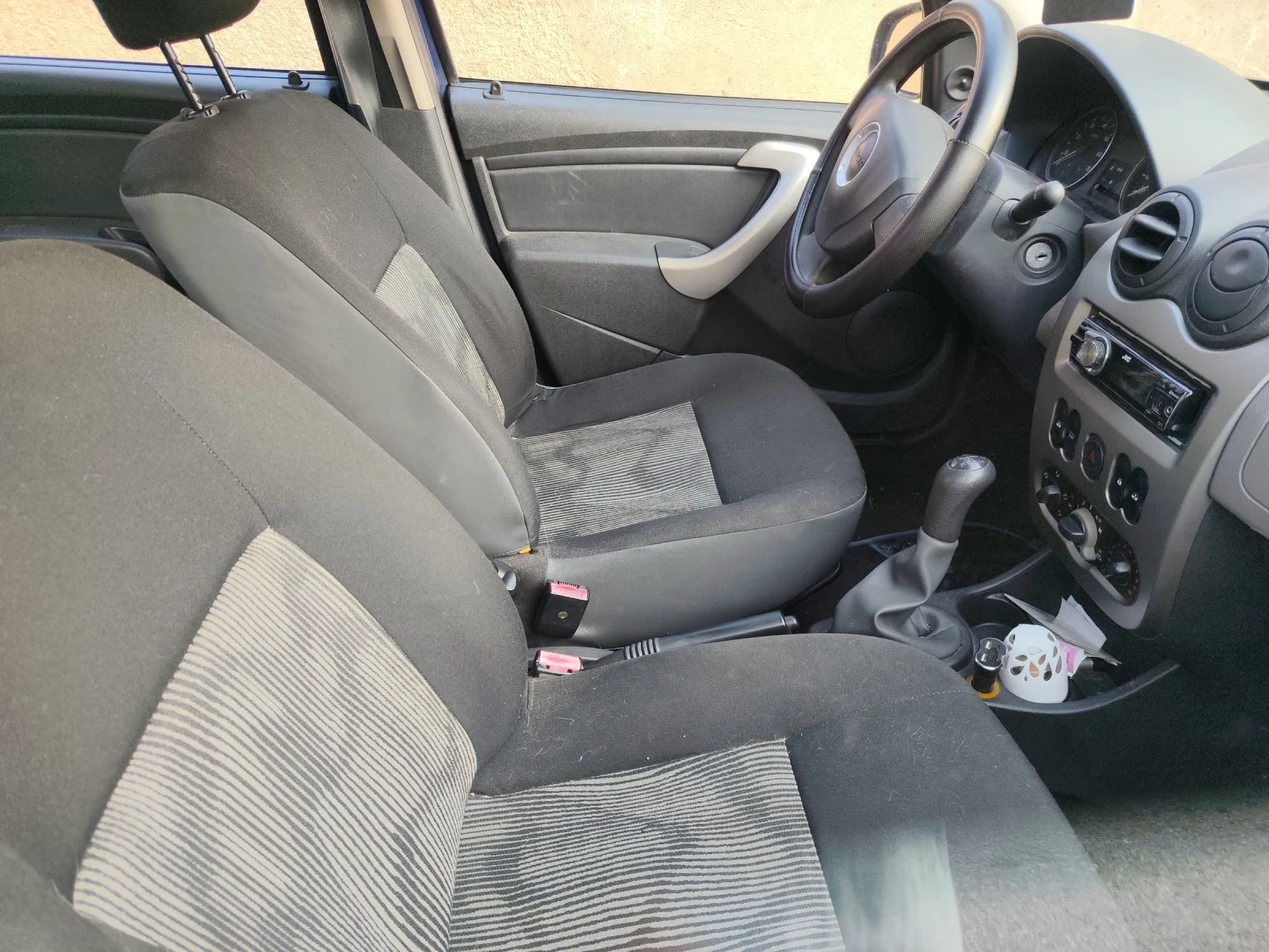 Dacia Sandero, снимка 2 - Автомобили и джипове - 56351132