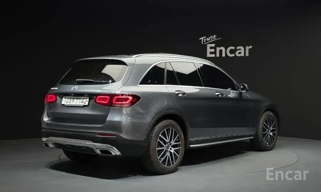 Mercedes-Benz GLC 300 4MATIC | HUD | Панорама | Кожа | Камера, снимка 2 - Автомобили и джипове - 54672048