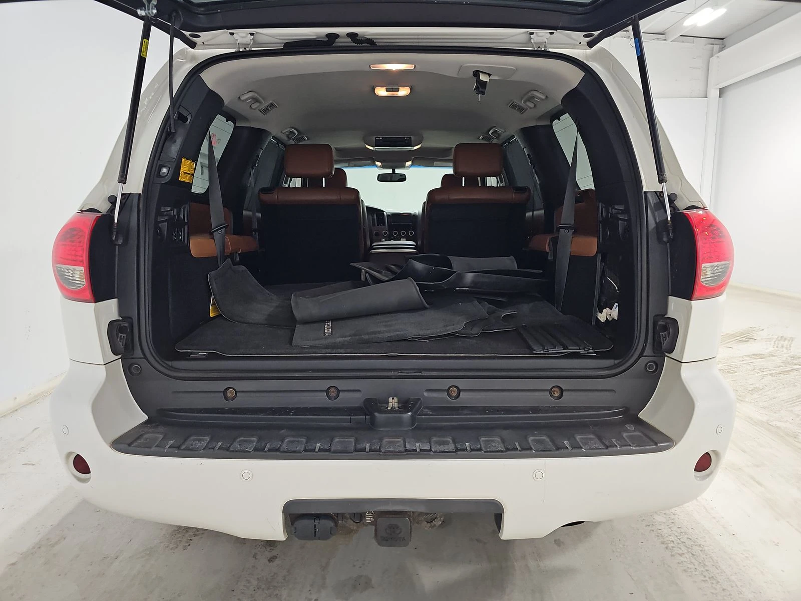 Toyota Sequoia PLATINUM* 5.7* V8* ПОДГРЕВ* КАМЕРА* КЕЙЛЕС, снимка 14 - Автомобили и джипове - 53780854