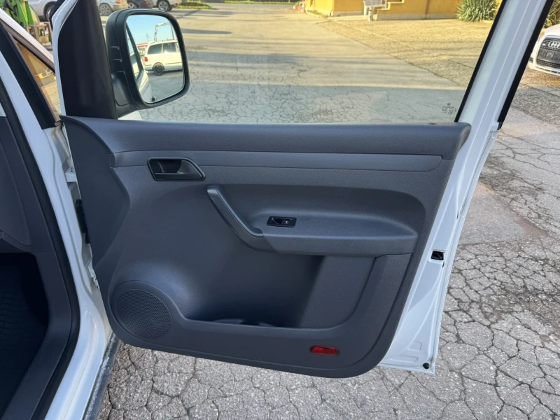 VW Caddy 1.6TDI Maxxsi 5места, снимка 12 - Автомобили и джипове - 52776114