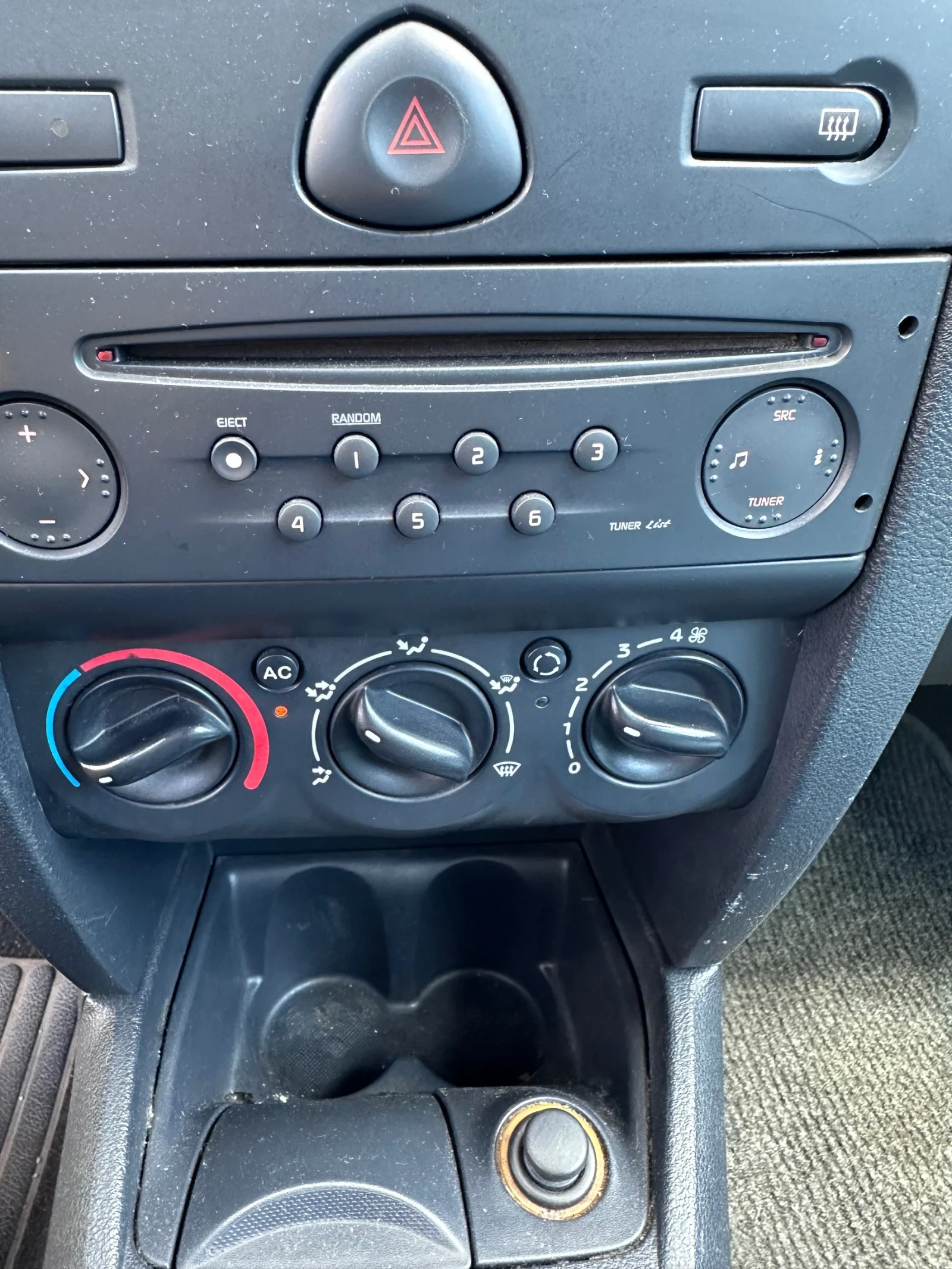 Renault Clio 1.2 КЛИМАТИК 2004 г - изображение 10