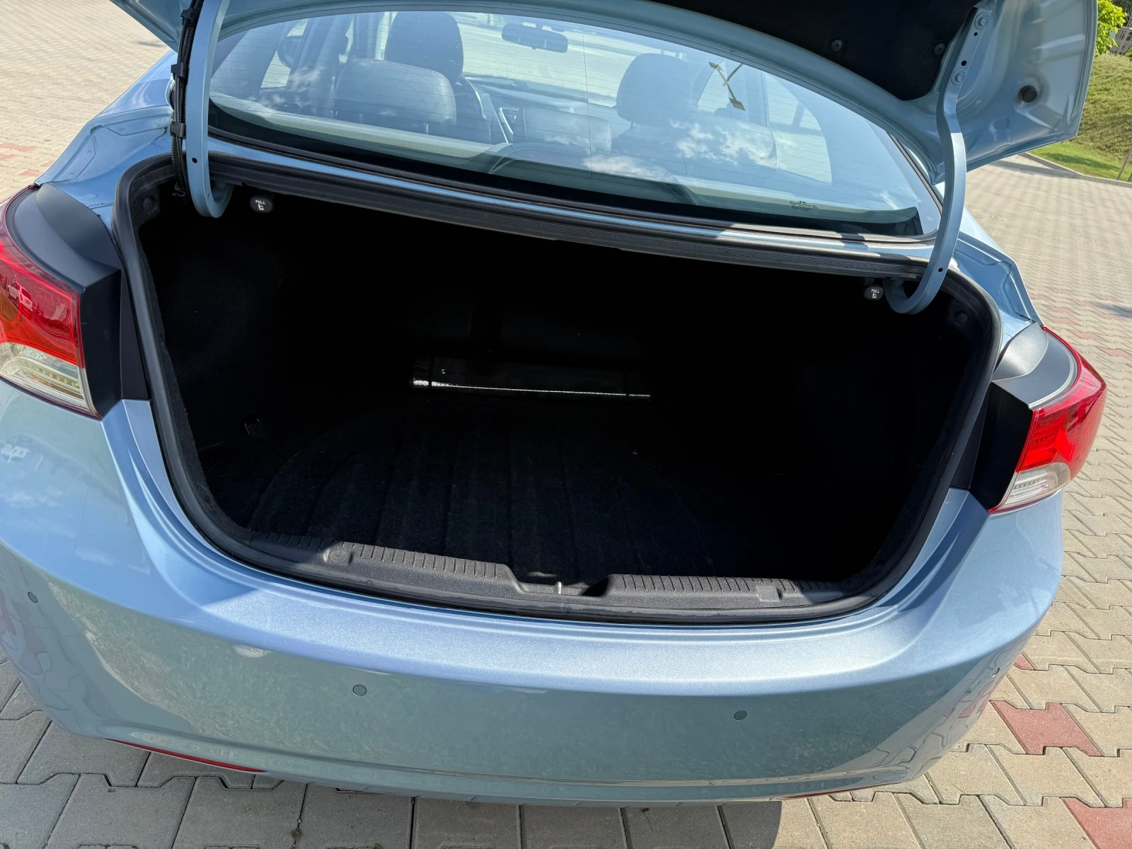 Hyundai Elantra 1.6 Автоматик | Обслужена кутия + зимни гуми - изображение 8