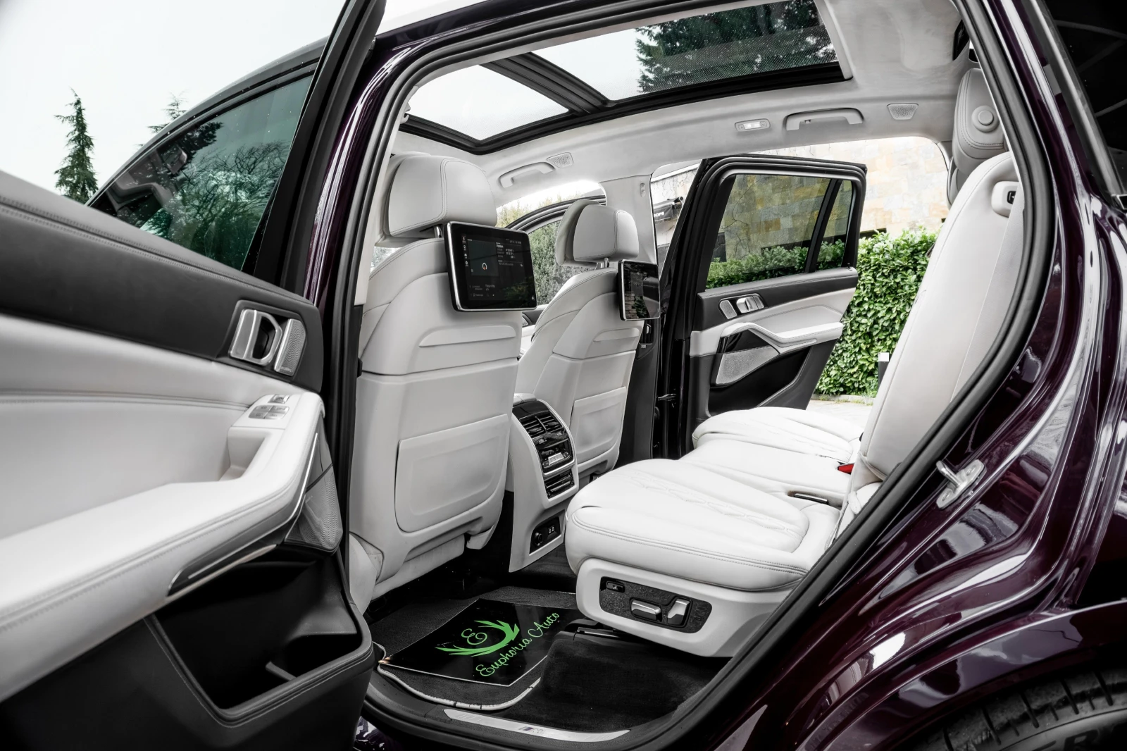 BMW X7 5.0i* X-DRIVE* 7-SEAT* PANORAMA* SKY ROOF* B&W, снимка 10 - Автомобили и джипове - 54176397