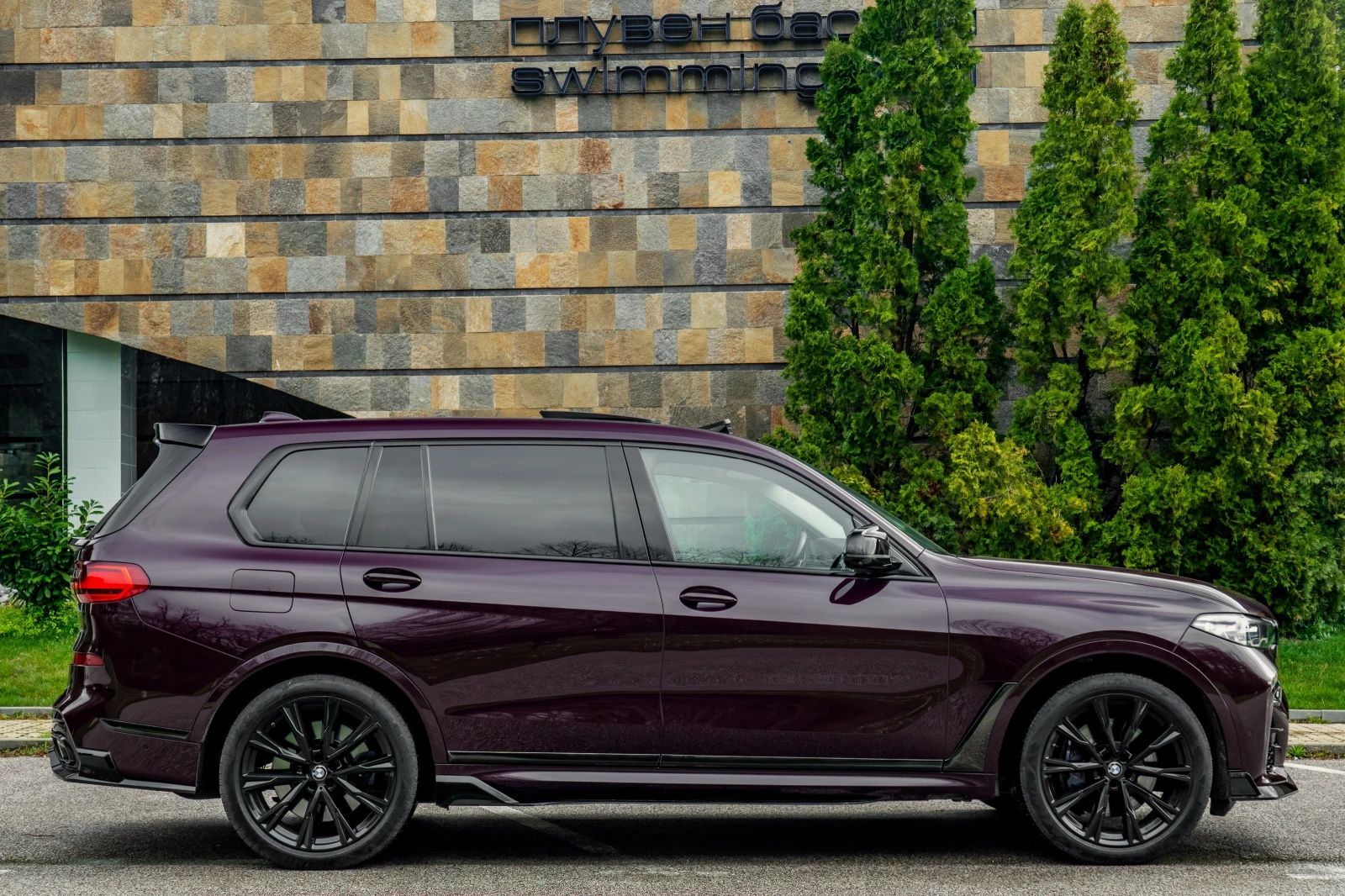 BMW X7 5.0i* X-DRIVE* 7-SEAT* PANORAMA* SKY ROOF* B&W, снимка 6 - Автомобили и джипове - 54176397