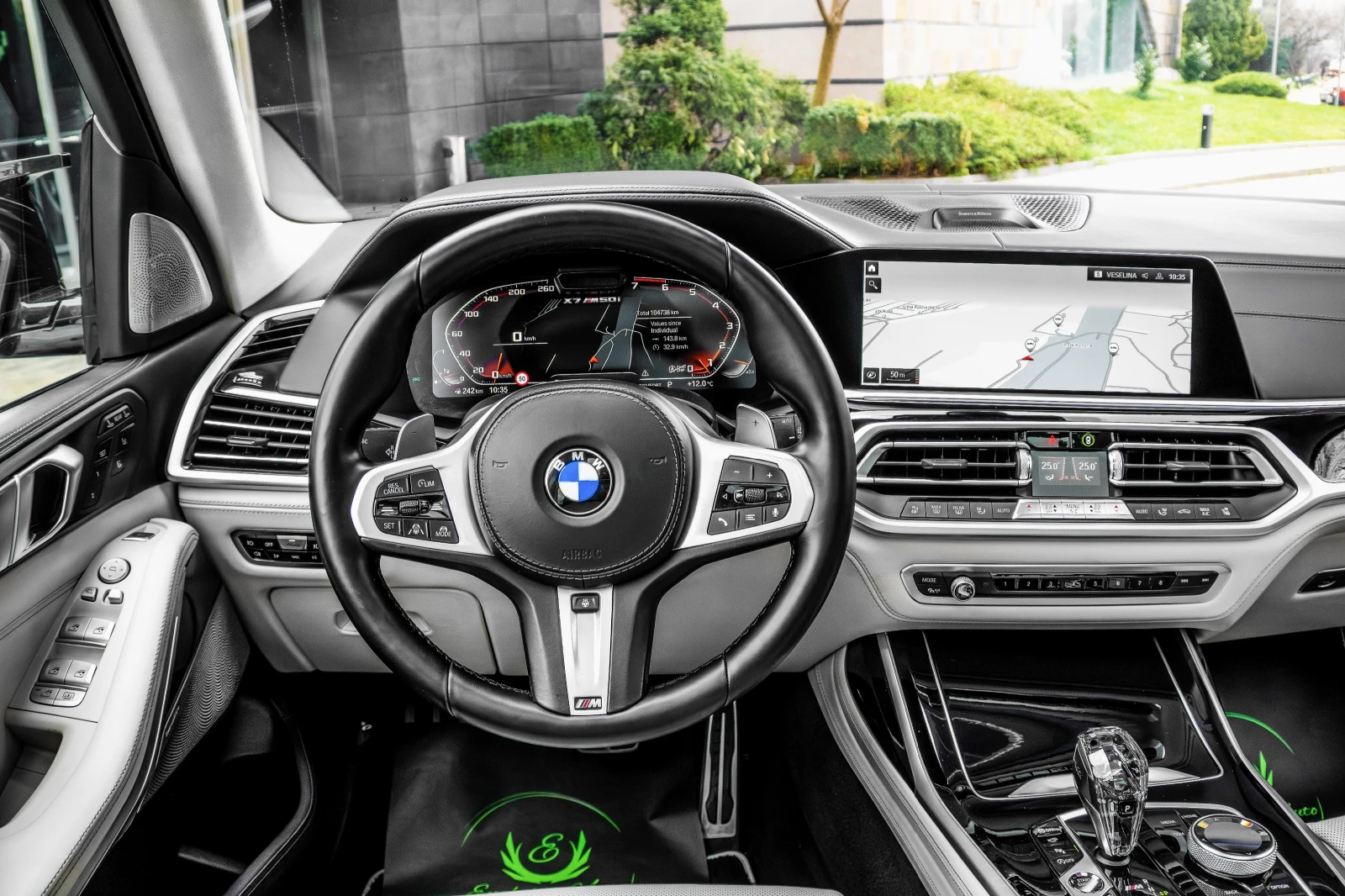 BMW X7 5.0i* X-DRIVE* 7-SEAT* PANORAMA* SKY ROOF* B&W, снимка 14 - Автомобили и джипове - 54176397