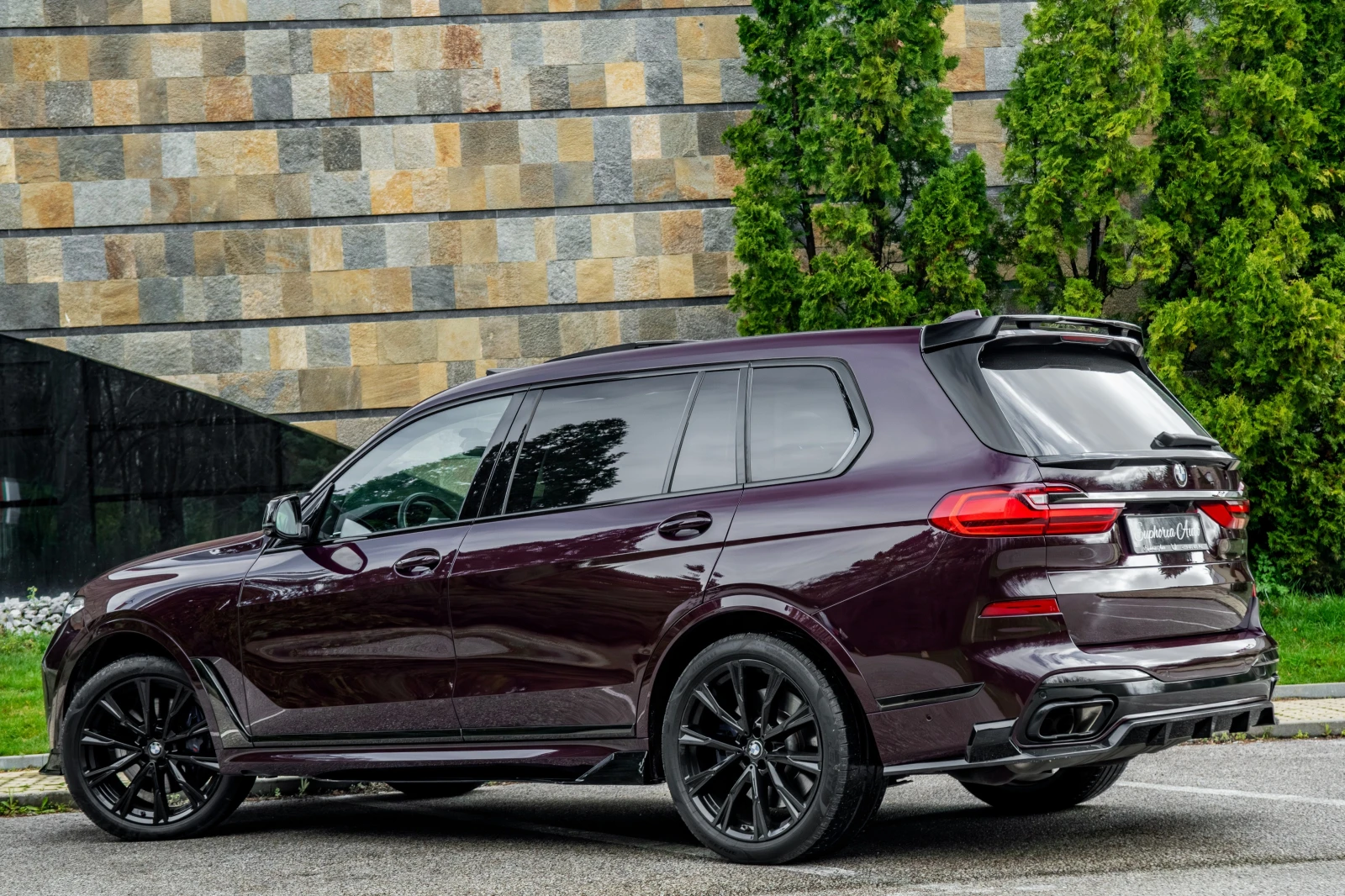 BMW X7 5.0i* X-DRIVE* 7-SEAT* PANORAMA* SKY ROOF* B&W, снимка 3 - Автомобили и джипове - 54176397