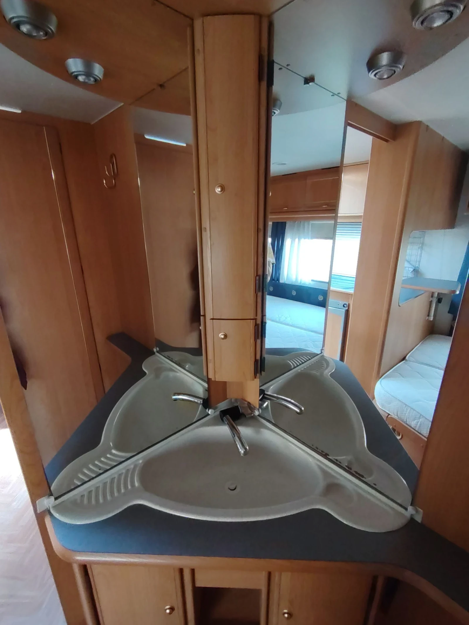 Каравана Adria Excellence, снимка 12 - Каравани и кемпери - 54657407