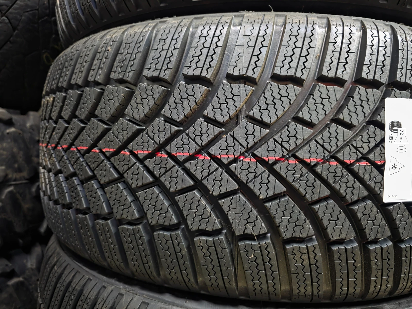 Гуми Зимни 235/40R19, снимка 7 - Гуми и джанти - 55272783