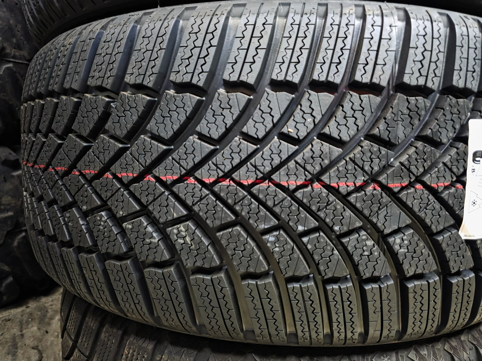 Гуми Зимни 235/40R19, снимка 8 - Гуми и джанти - 55272783