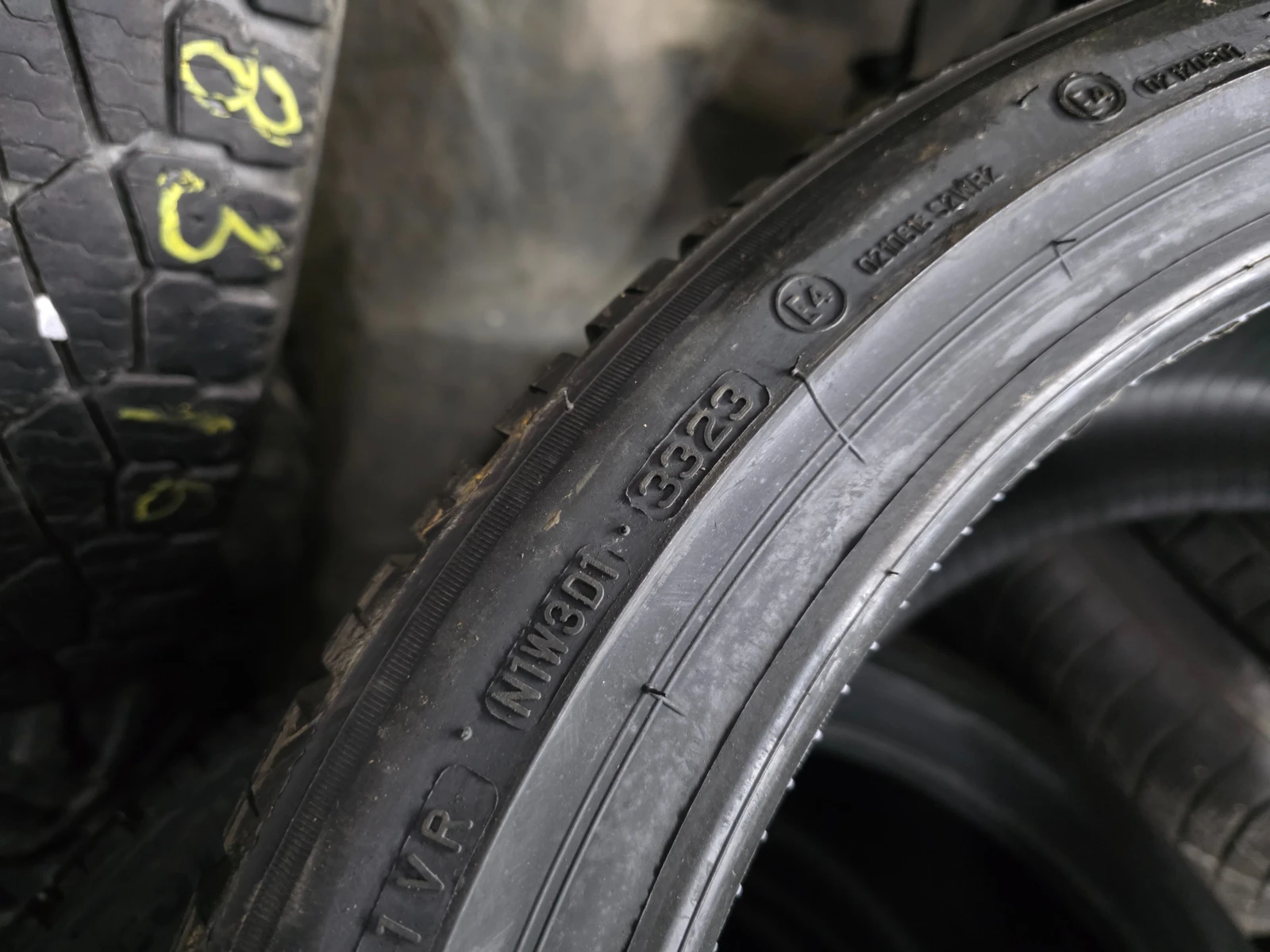 Гуми Зимни 235/40R19, снимка 10 - Гуми и джанти - 55272783