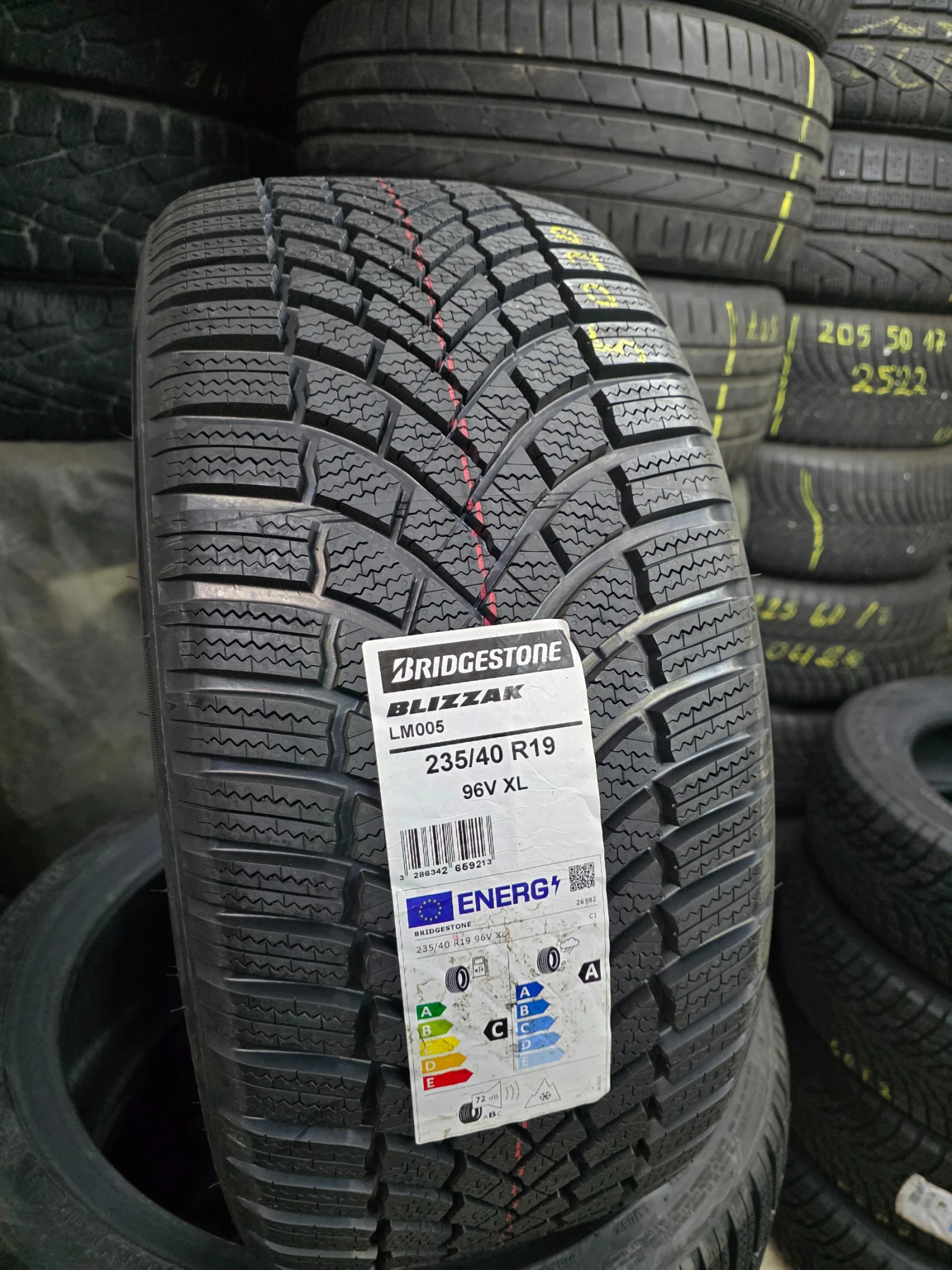 Гуми Зимни 235/40R19, снимка 3 - Гуми и джанти - 55272783