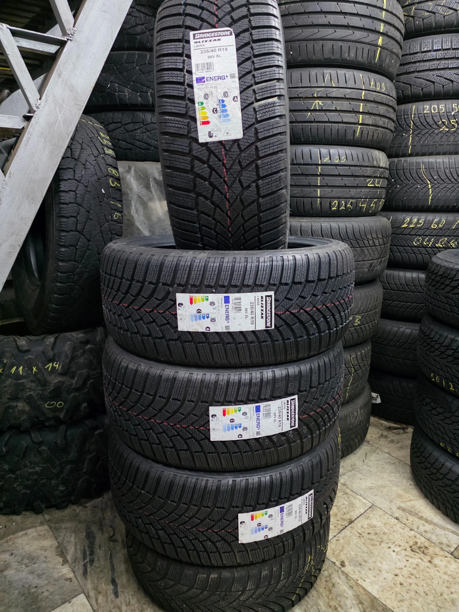 Гуми Зимни 235/40R19, снимка 9 - Гуми и джанти - 55272783
