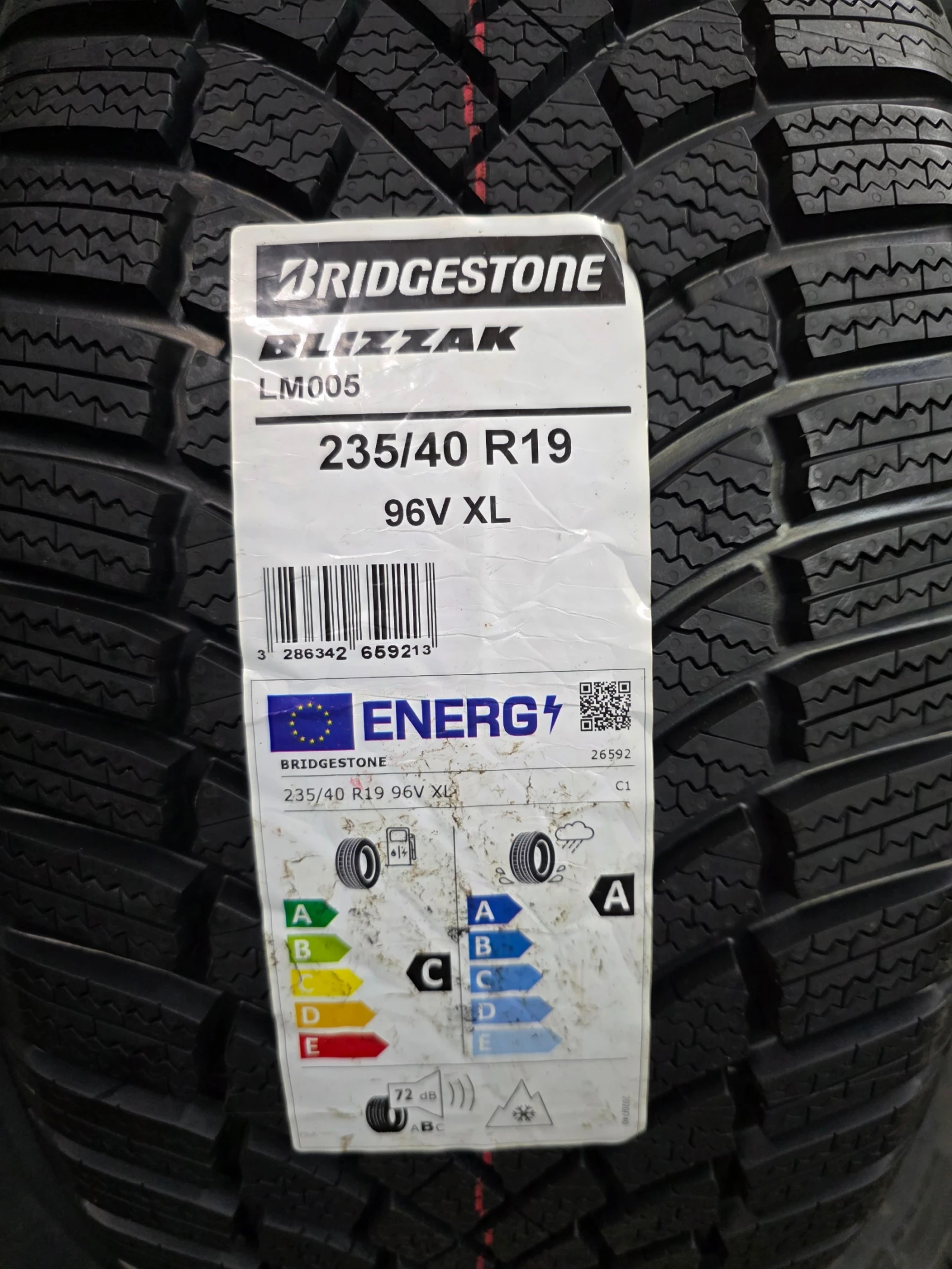 Гуми Зимни 235/40R19, снимка 5 - Гуми и джанти - 55272783