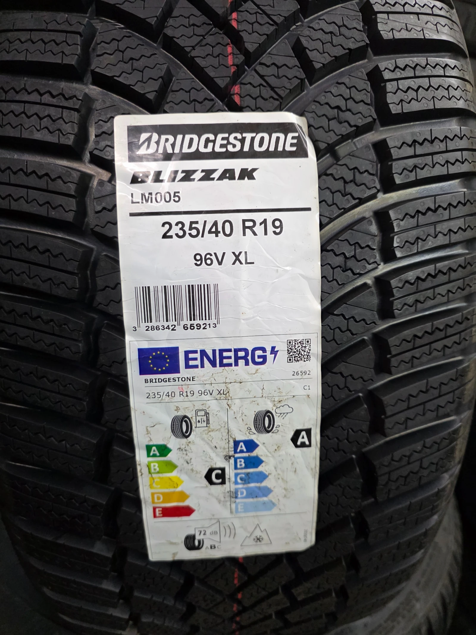 Гуми Зимни 235/40R19, снимка 4 - Гуми и джанти - 55272783