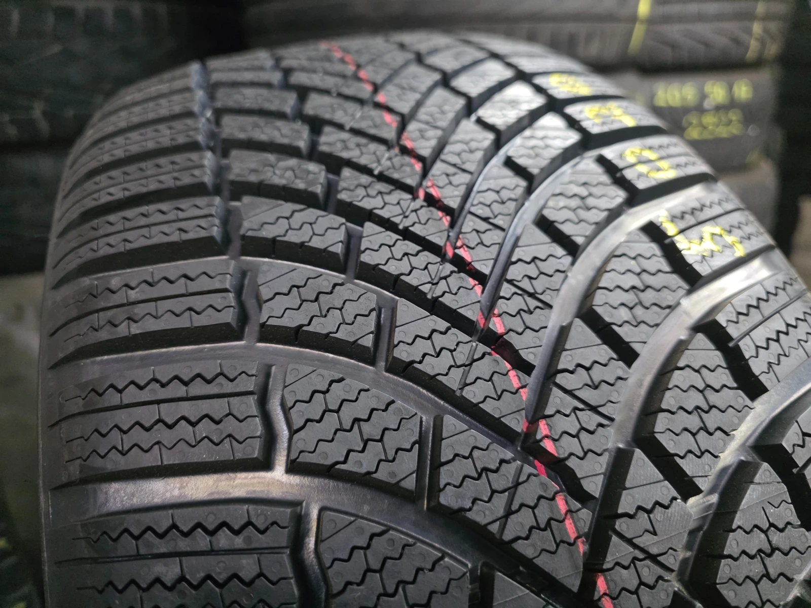 Гуми Зимни 235/40R19