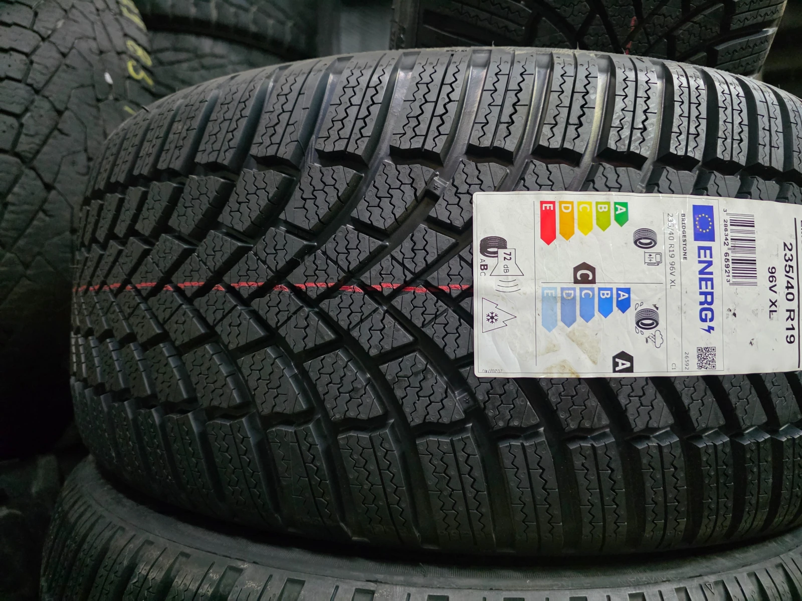 Гуми Зимни 235/40R19, снимка 6 - Гуми и джанти - 55272783