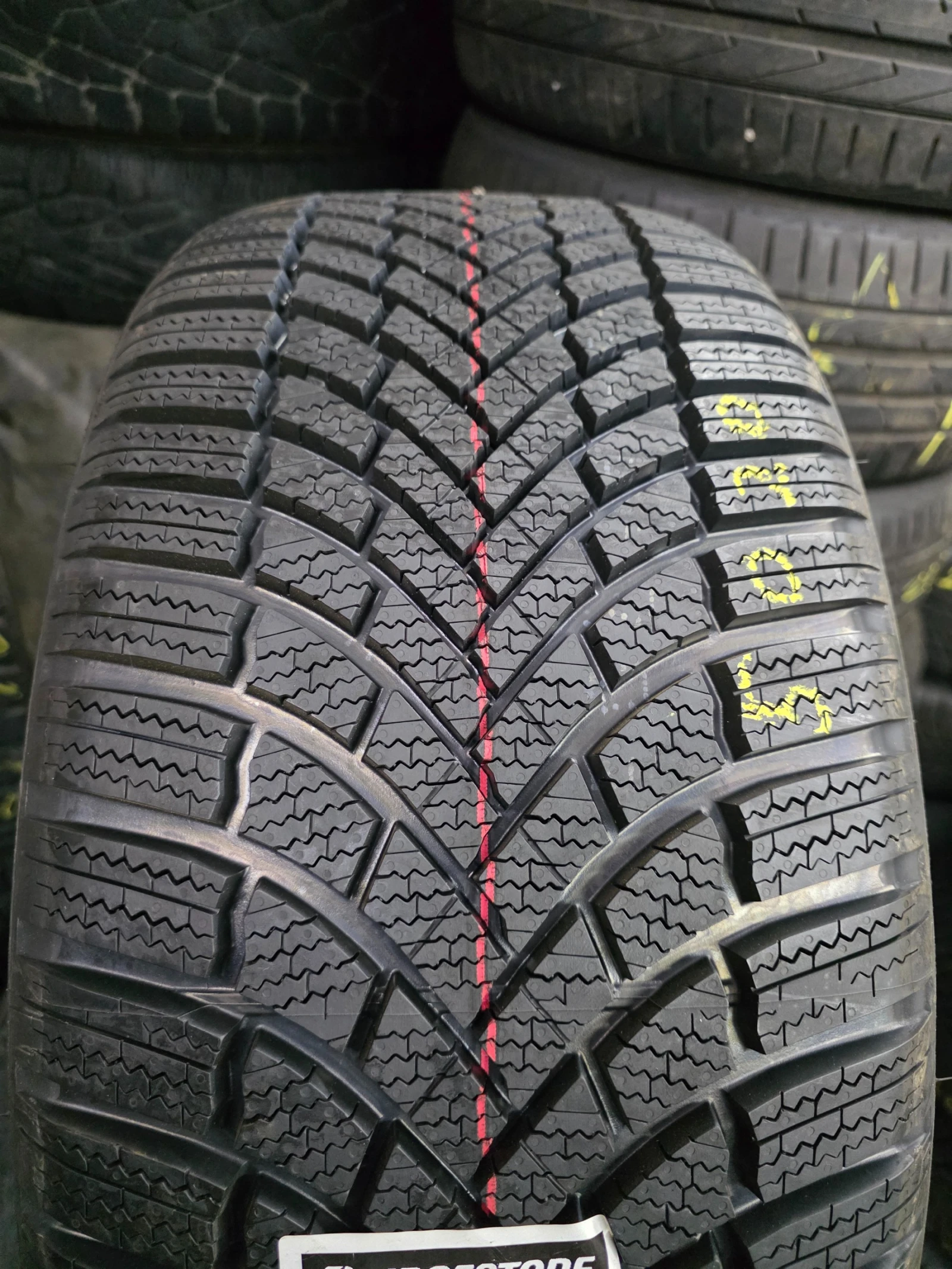 Гуми Зимни 235/40R19, снимка 2 - Гуми и джанти - 55272783