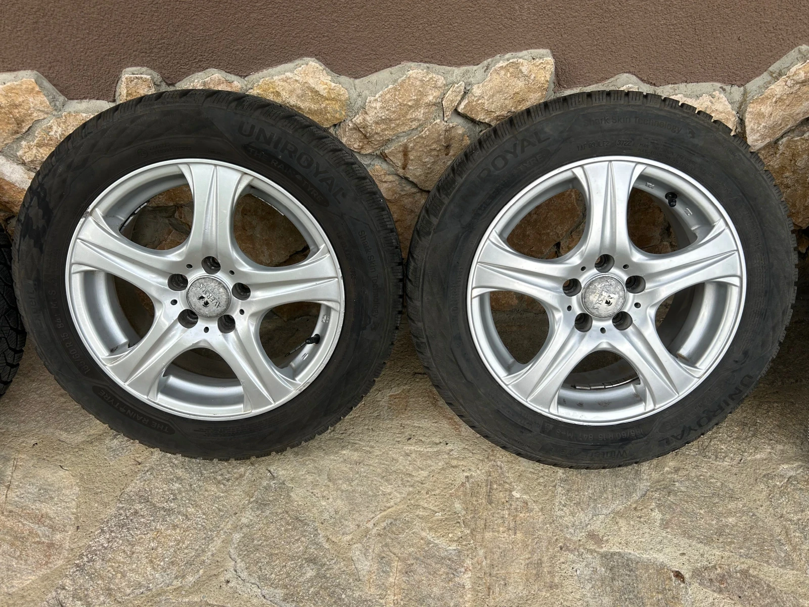 Гуми с джанти Uniroyal 185/60R15, снимка 2 - Гуми и джанти - 55304747