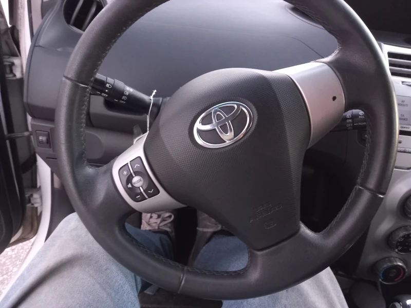 Toyota Yaris 1.3 бензин клима, снимка 13 - Автомобили и джипове - 47597327