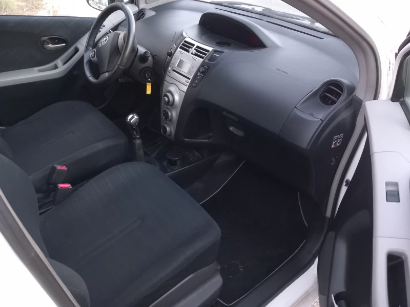 Toyota Yaris 1.3 бензин клима, снимка 3 - Автомобили и джипове - 47597327