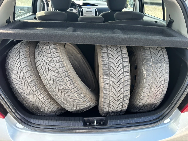 Hyundai I20 2011+ 1.3+ 155хл+ 4 З.ГУМИ+ КАТО НОВ, снимка 15 - Автомобили и джипове - 50024242