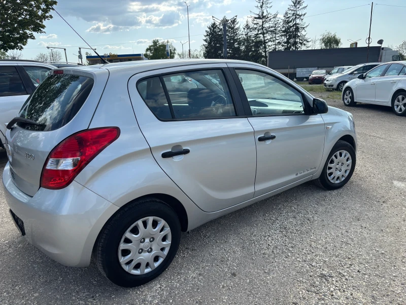 Hyundai I20 2011+ 1.3+ 155хл+ 4 З.ГУМИ+ КАТО НОВ, снимка 4 - Автомобили и джипове - 50024242