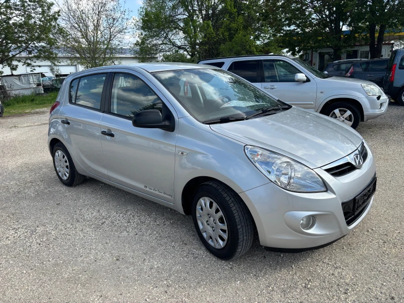 Hyundai I20 2011+ 1.3+ 155хл+ 4 З.ГУМИ+ КАТО НОВ, снимка 3 - Автомобили и джипове - 50024242