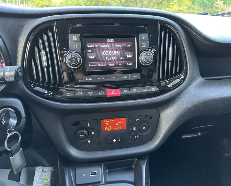 Fiat Doblo 1.6 M-Jet* MAXI* КЛИМАТРОНИК* ЕВРО 6, снимка 13 - Автомобили и джипове - 51556323