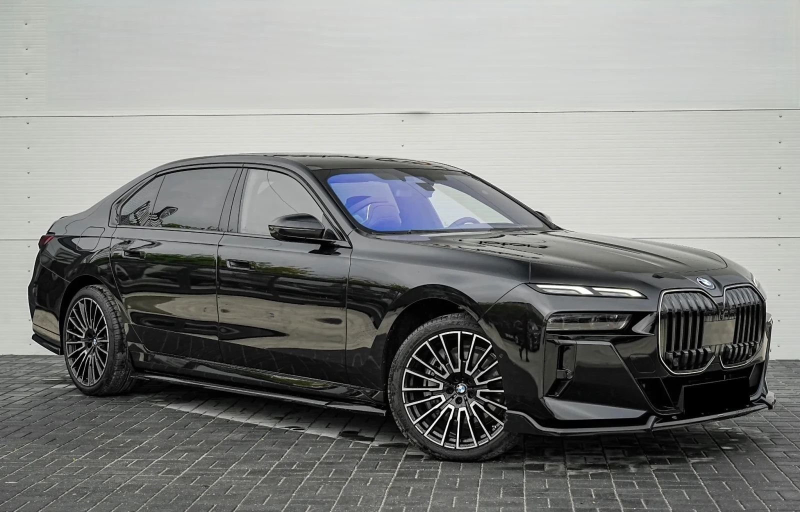 BMW 750 M-Sport xDrive - изображение 2