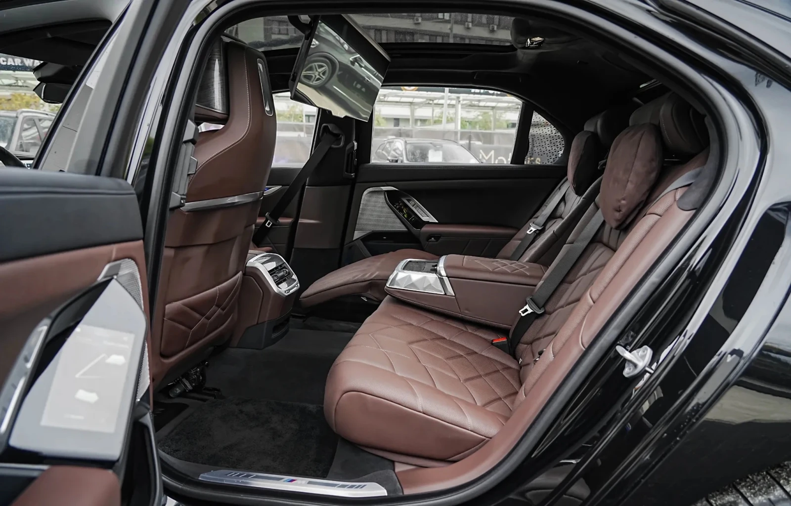 BMW 750 M-Sport xDrive - изображение 7