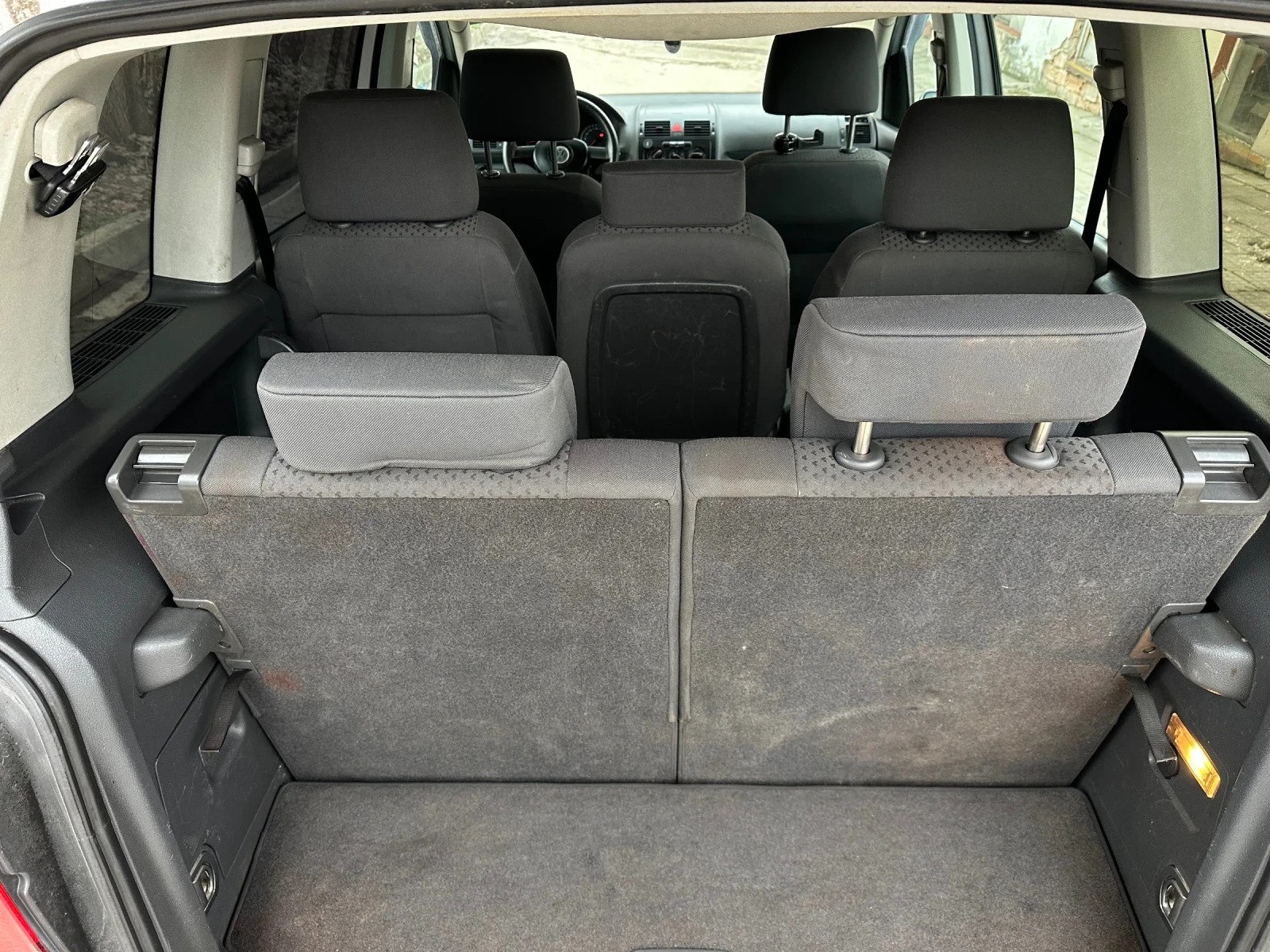 VW Touran 1.9 105к.с., снимка 9 - Автомобили и джипове - 54215520