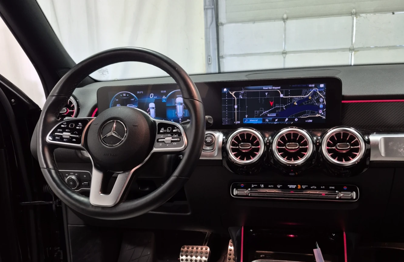 Mercedes-Benz GLB 250 AMG* 47к км* Подгрев* Камера* Virtual* Двуцветна К, снимка 9 - Автомобили и джипове - 55392828