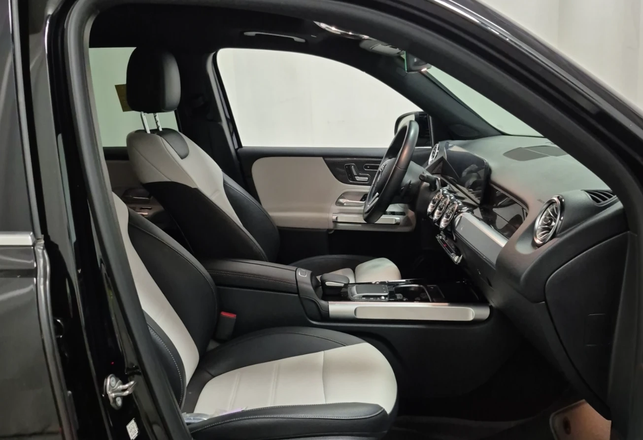 Mercedes-Benz GLB 250 AMG* 47к км* Подгрев* Камера* Virtual* Двуцветна К, снимка 11 - Автомобили и джипове - 55392828