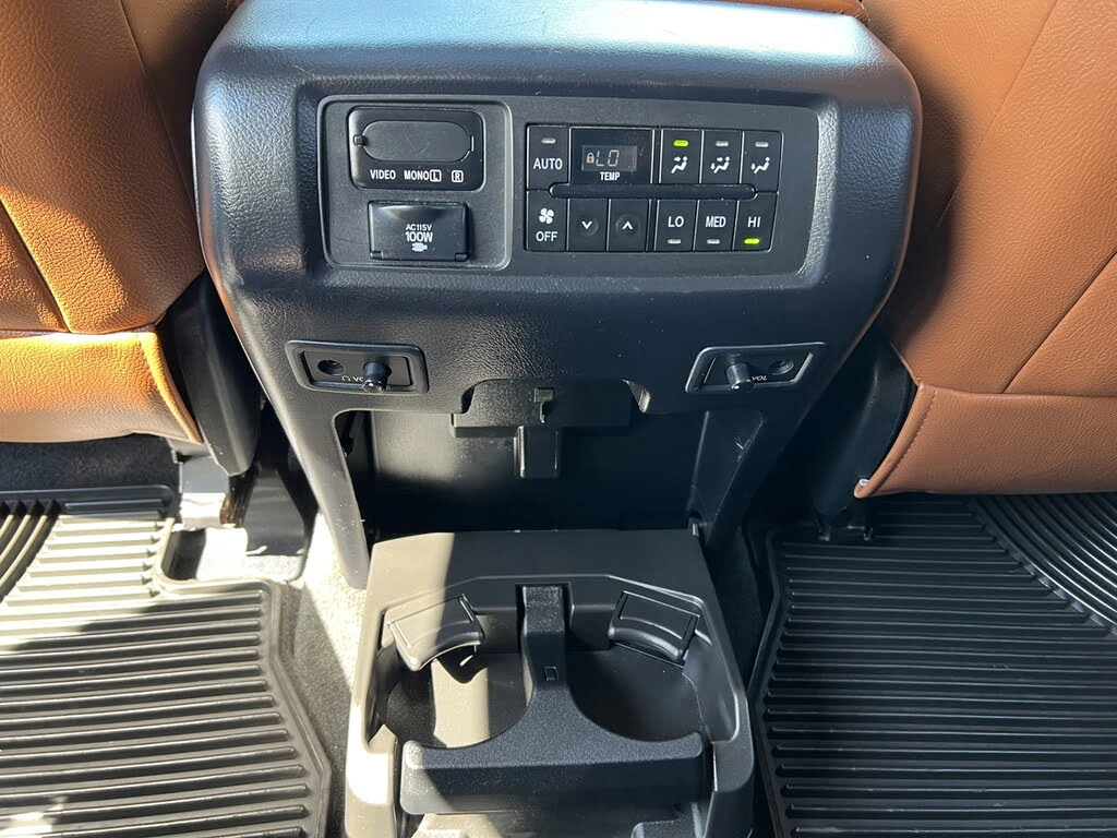 Toyota Sequoia 5.7* V8* PLATINUM* ПОДГРЕВ* ОБДУХВАНЕ* КАМЕРА* JBL, снимка 16 - Автомобили и джипове - 56130851