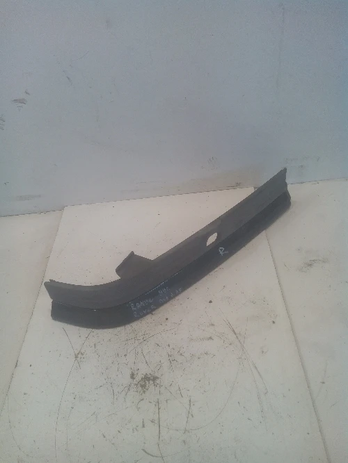 Лайсна под десен фар Рейндж Ровър