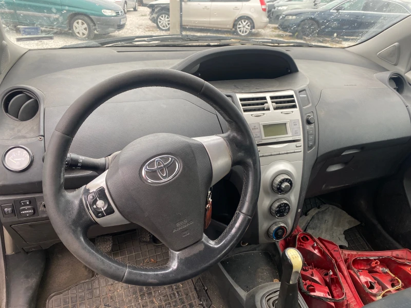 Toyota Yaris 1.3, снимка 5 - Автомобили и джипове - 52304645