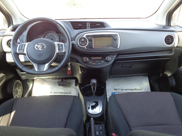 Toyota Yaris 1.3 VVTI, снимка 12 - Автомобили и джипове - 49289979